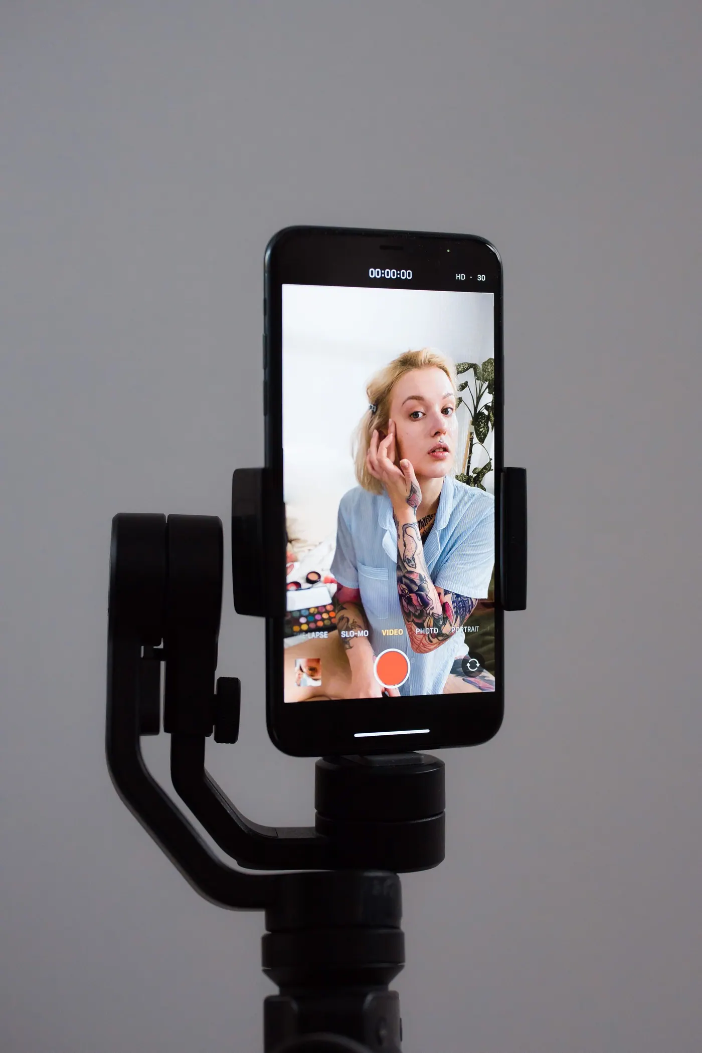 Tvůrkyně natáčí sama sebe na telefon