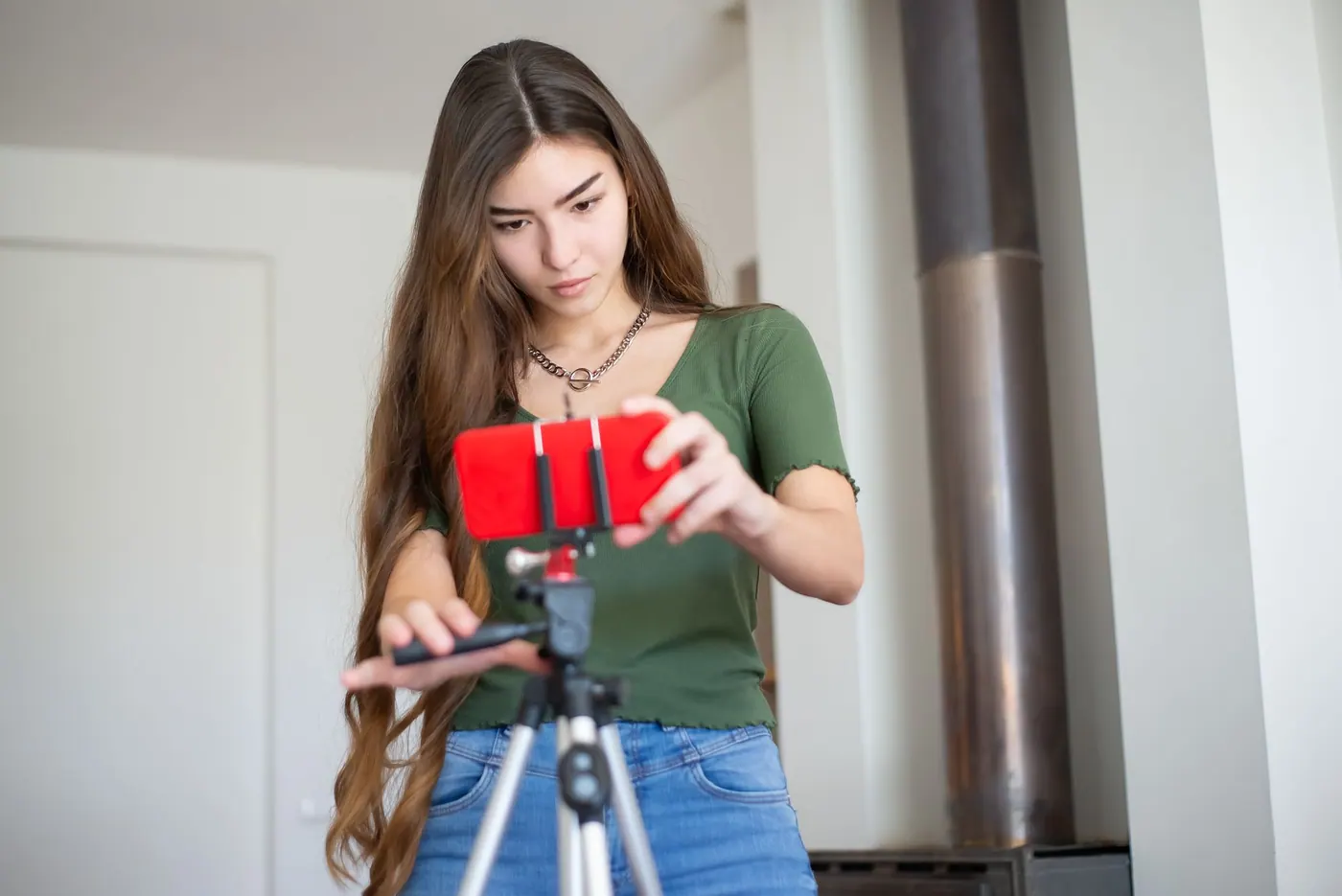 Tvůrkyně upravuje telefon na stativu před natáčením