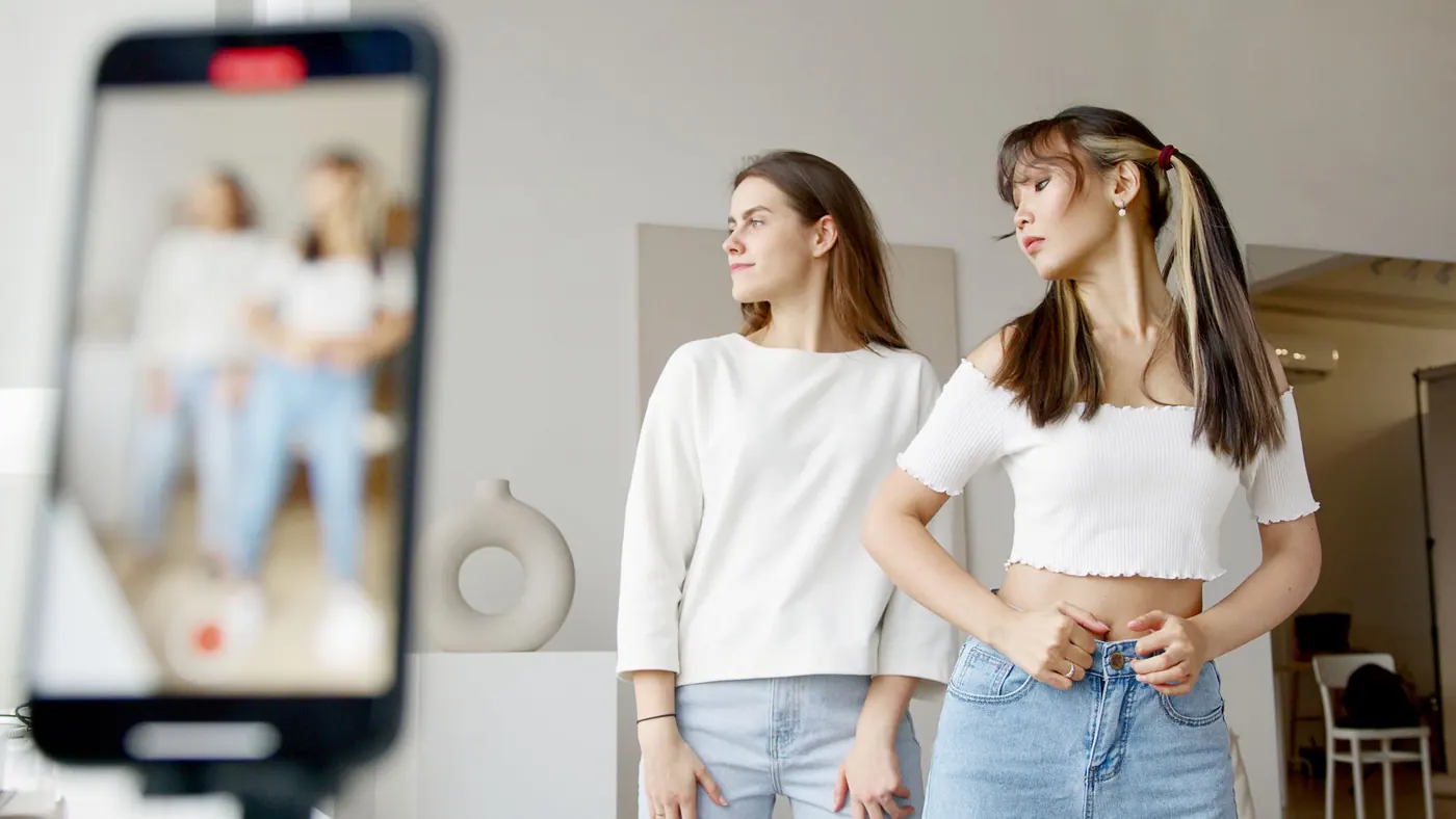Dvě ženy natáčejí obsah na telefon